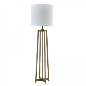 객실에서 골동품 금 마감과 함께 플로어 램프 옆에 하얏트 호텔 소파